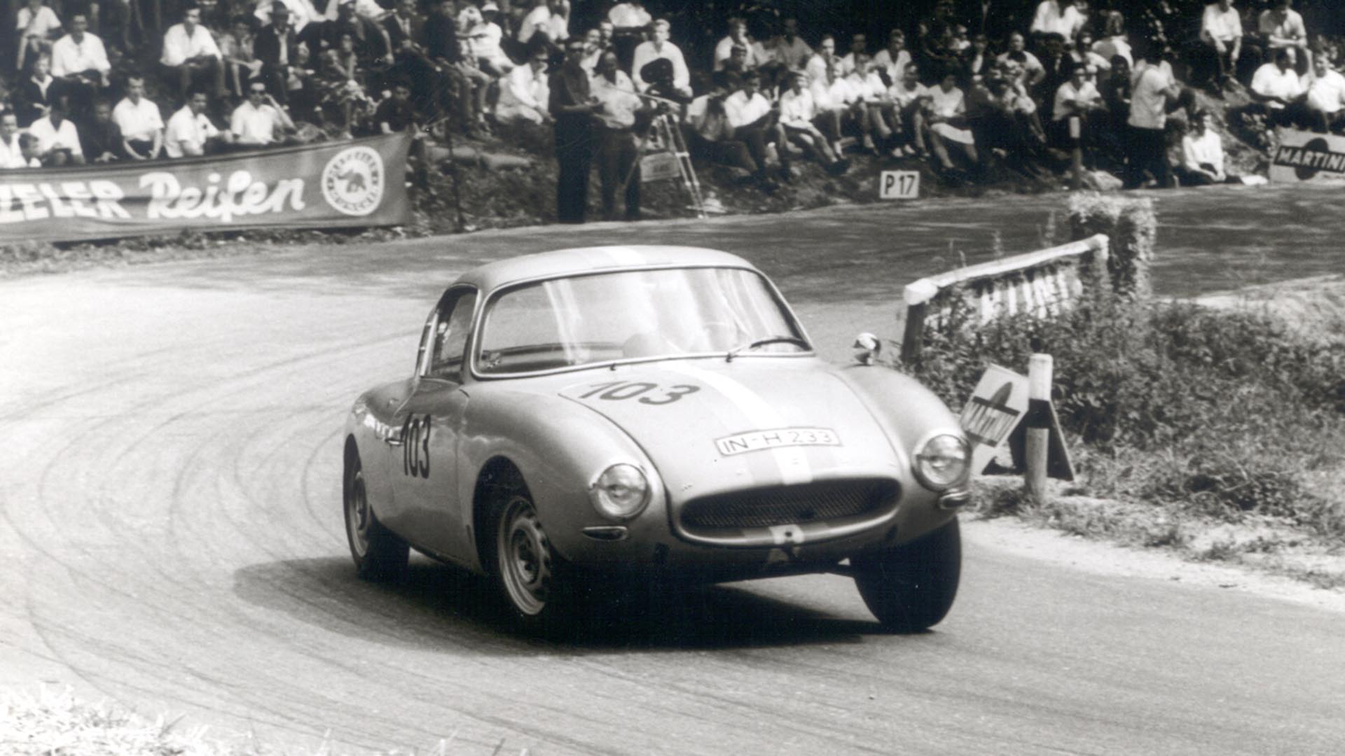 A picture showing a DKW Monza on track.